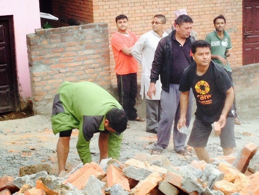 L'association humanitaire aide les victimes du séisme au Népal
