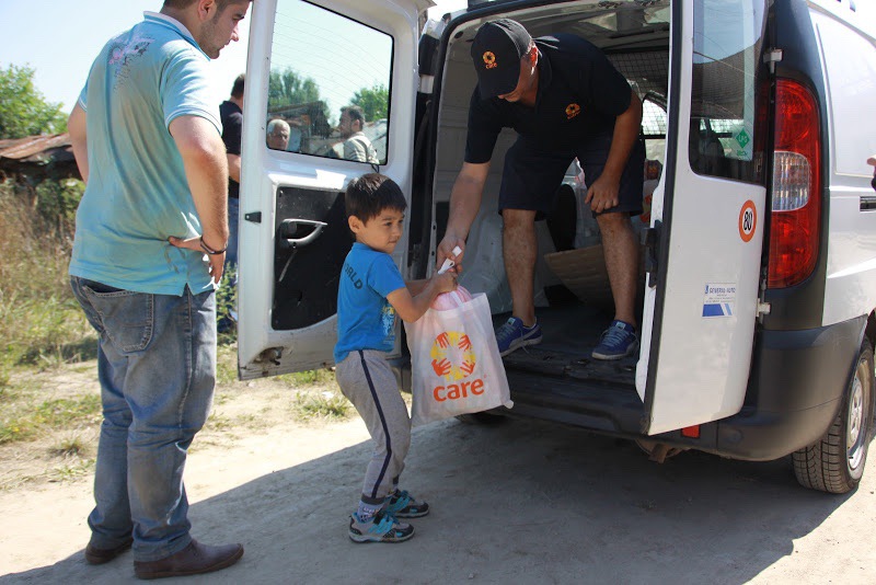 Les équipes CARE distribuent des colis contenant de la nourriture et produits d'hygiène © CARE