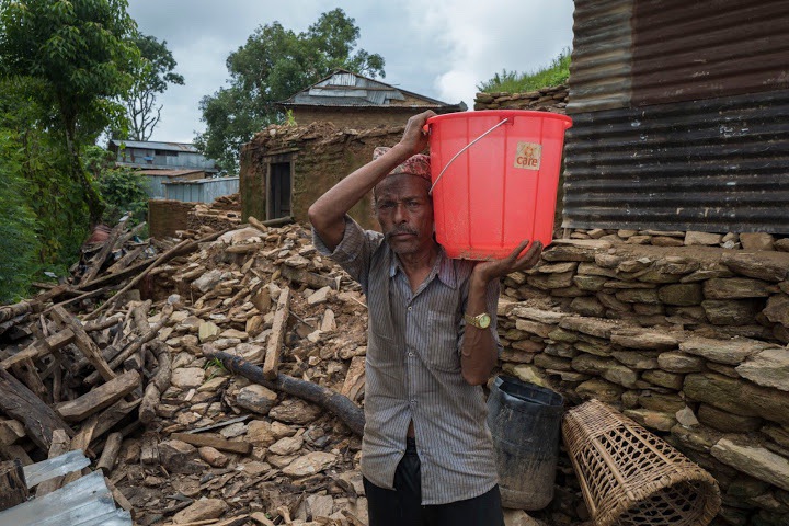 Six mois après le séisme au Népal, l'association CARE apporte une aide humanitaire et une aide à la reconstruction aux populations népalaises
