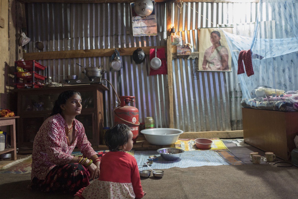 Séismes Népal - La maison de Sita, 25 ans, a été sévèrement endommagée par les séismes : « Maintenant, le sol est mouillé quand il pleut et de l'eau fuit à l'intérieur de notre maison. Je m'inquiète parce que ma fille pourrait tomber malade à cause du froid. »