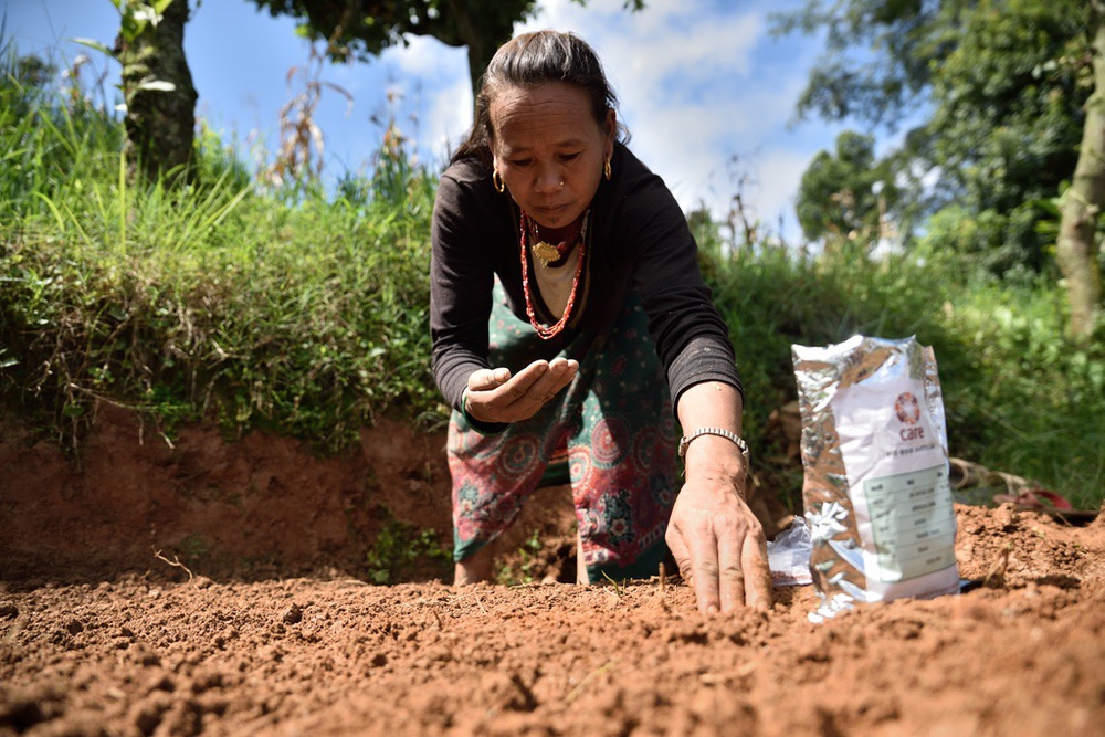 Séismes Népal -La mousson est généralement une période d'espoir, car c'est la saison des semailles. Les communautés se rassemblent et s'entraident pour planter leurs cultures. Mais cette année, les séismes ont détruit la plupart des maisons, des installations de stockage et des champs. Putali Tamang vit dans le village de Daubachour plante des graines de légumes distribuées par CARE.