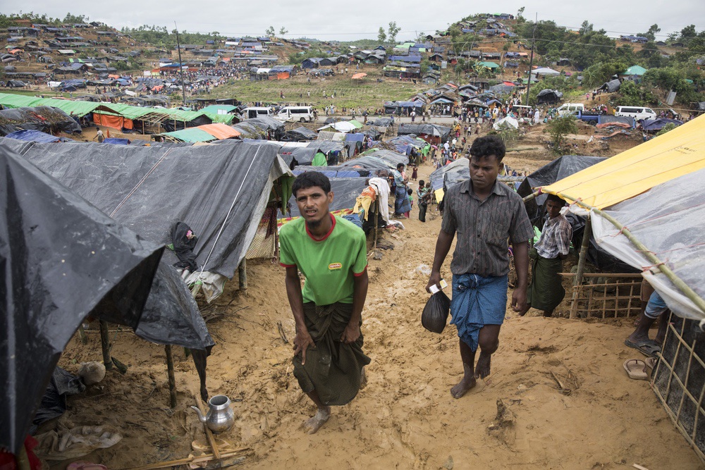 Au Bangladesh l'ONG CARE apporte une aide d’urgence aux réfugiés