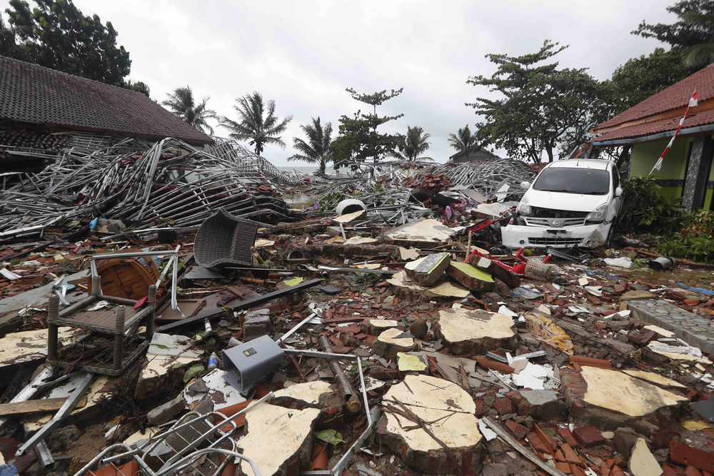 le tsunami en indonésie a fait plus de 200 morts