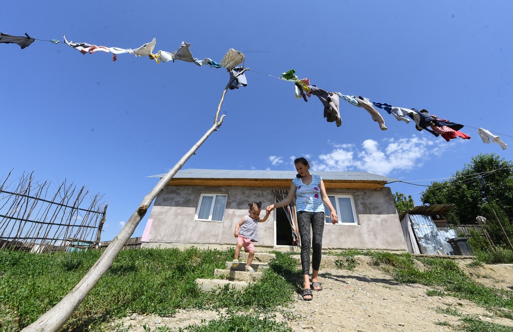 En Roumanie, CARE réhabilite des maisons de familles défavorisées pour lutter contre l'abandon.