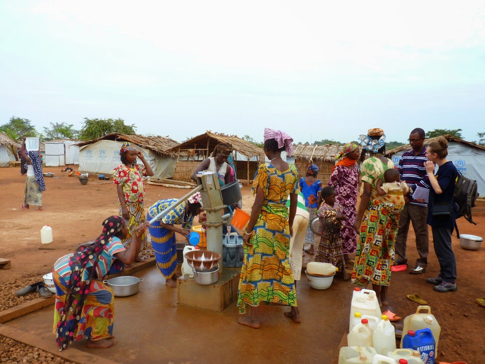 Femmes utilisant un point d'eau CARE au Cameroun.