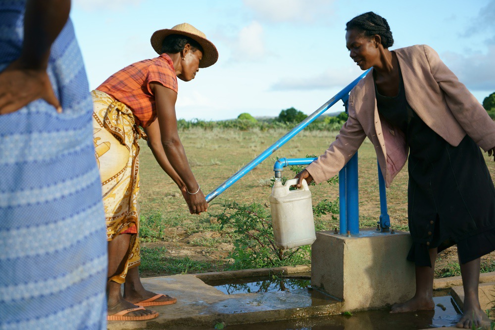 Des femmes puisant de l'eau à un puits construit par CARE à Madagascar.