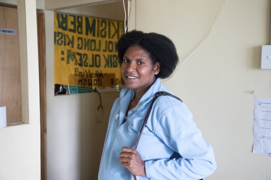 Margaret est sage-femme en Papouasie-Nouvelle-Guinée, où elle accompagne des femmes pendant leur grossesse dans une maternité soutenue par CARE.