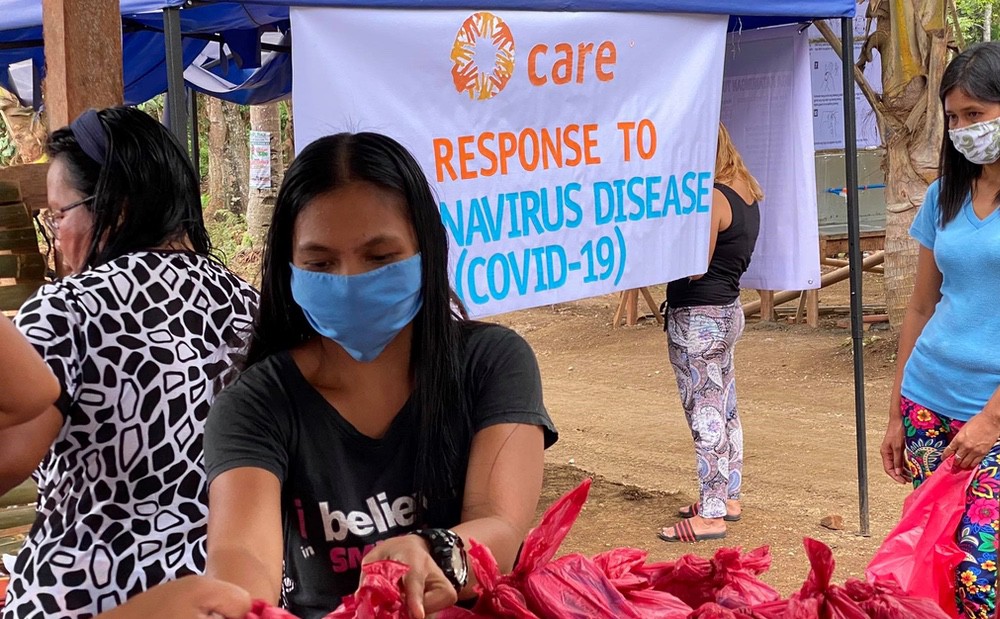 CARE distribue de la nourriture pour aider les populations à faire face à la crise du Coronavirus.