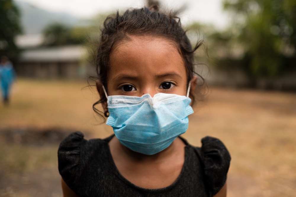 petite fille avec un masque pour se protéger du coronavirus.
