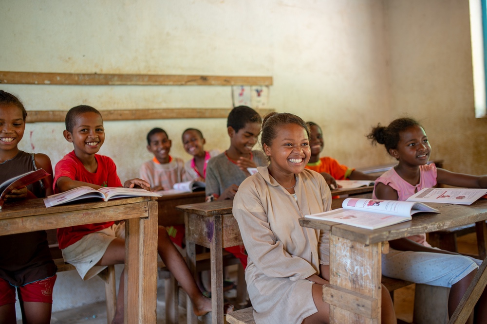 Francia et ses camarades en classe à Madagascar.