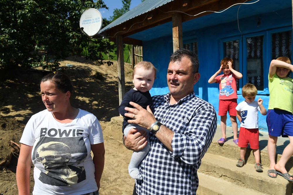 Visite d'une famille participant au programme de prévention-réintégration des enfants en Roumanie.