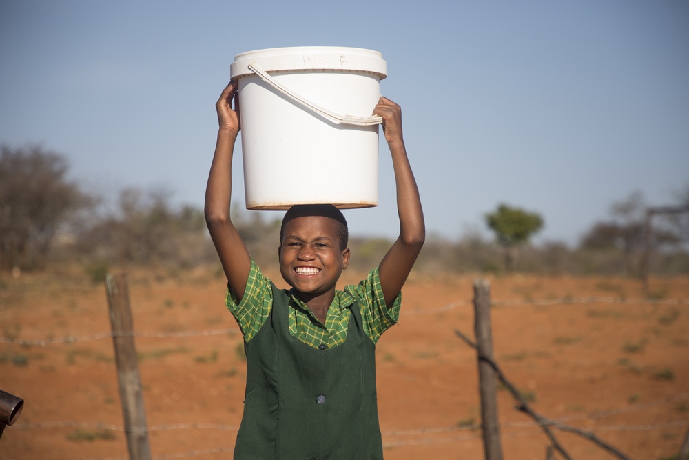 Fille portant de l'eau au Zimbabwe