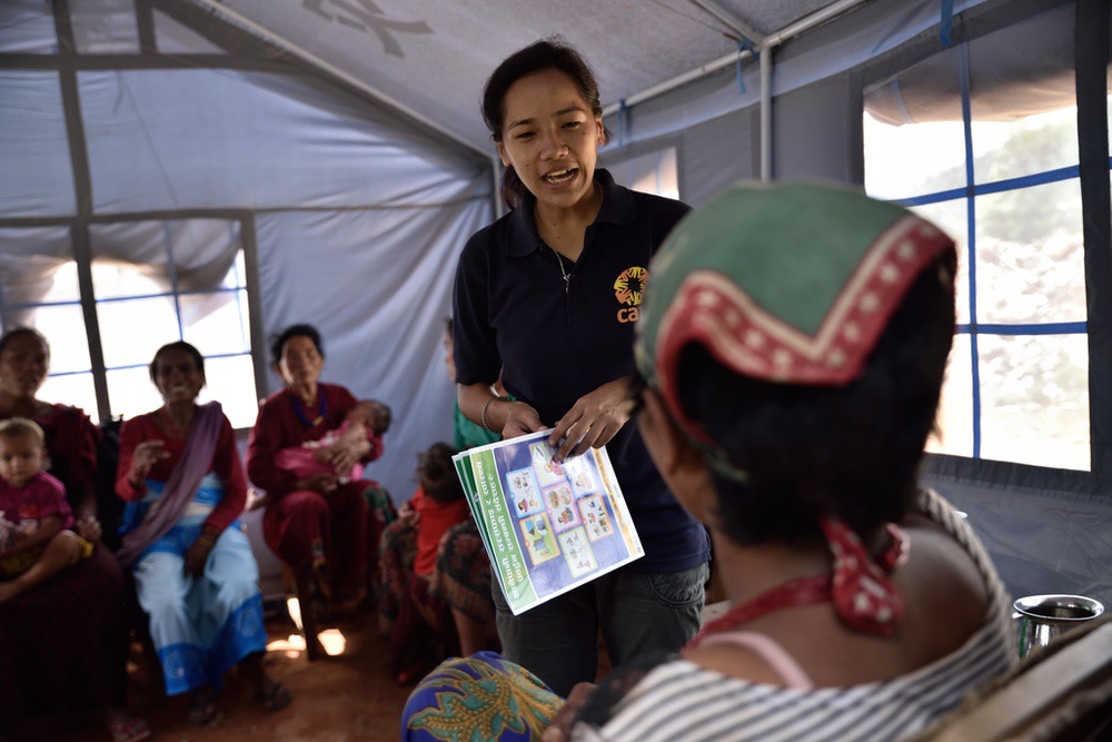 Urmila Lama, experte de CARE Népal, mène une formation auprès d’un groupe de femmes dans le village de Daubachour sur les bonnes pratiques à adopter en matière d’eau, d’hygiène et d’assainissement pour préserver la santé des populations, suite aux séismes de 2015.