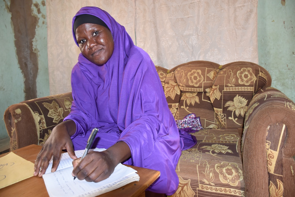 Femme infirmière soutenue par CARE au Niger contre le mariage forcé