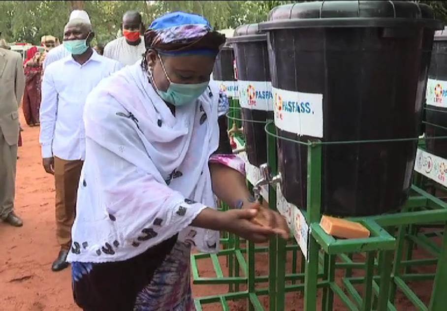 Mme le Gouverneur du Mandoul faisant la démonstration du lavage de mains lors de la remise du matériel de la riposte