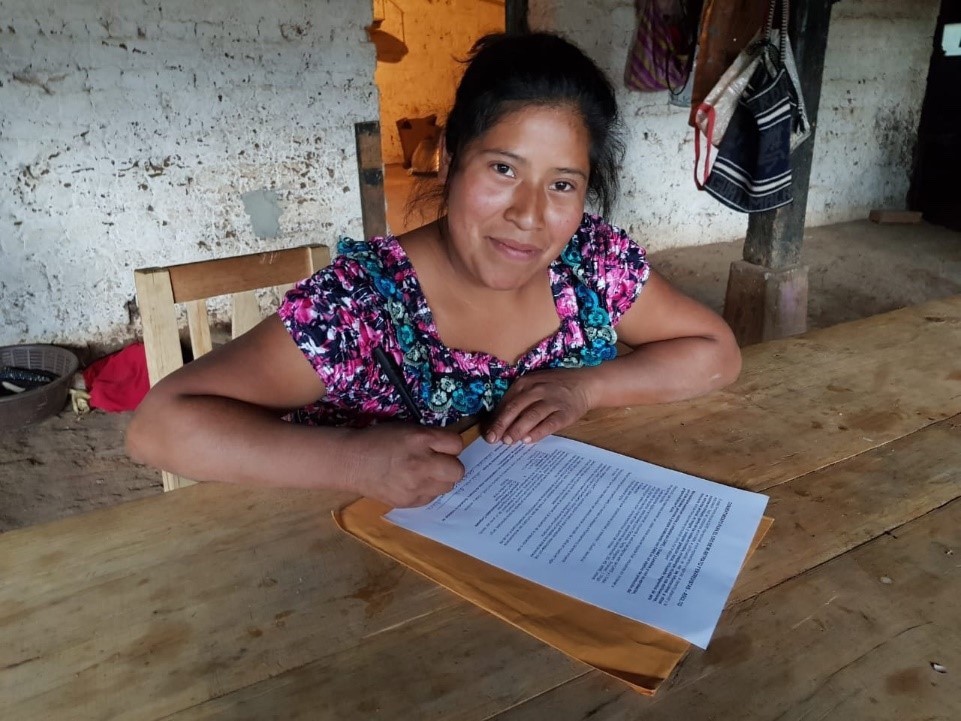 L'association CARE et Lancôme soutiennent l'alphabétisation des femmes au Guatemala