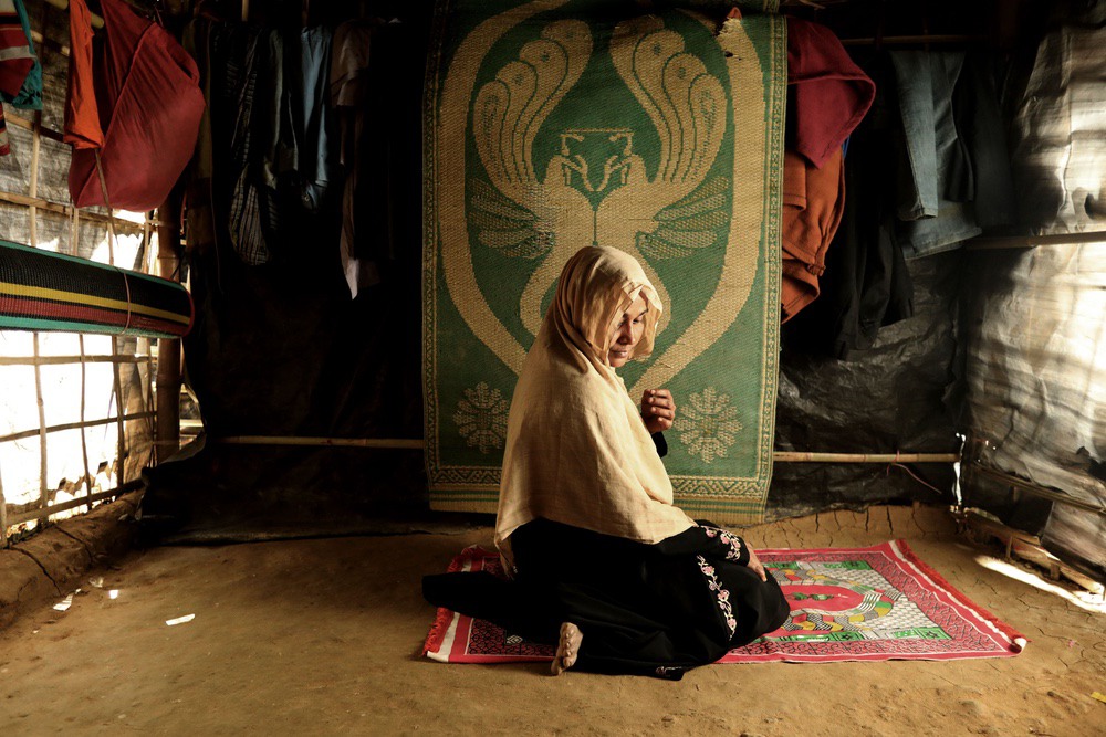 une femme sur les genoux dans un camp de réfugiés au bangladesh