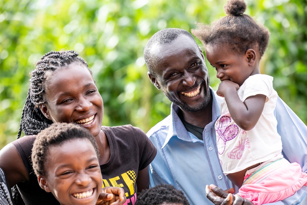 une famille souriante en zambie