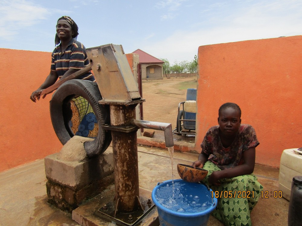 Des femmes camerounaises profitent du nouveau point d'eau construit par CARE