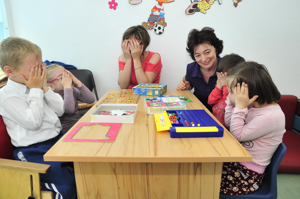 Des enfants en train de jouer dans une structure soutenue par CARE en Roumanie