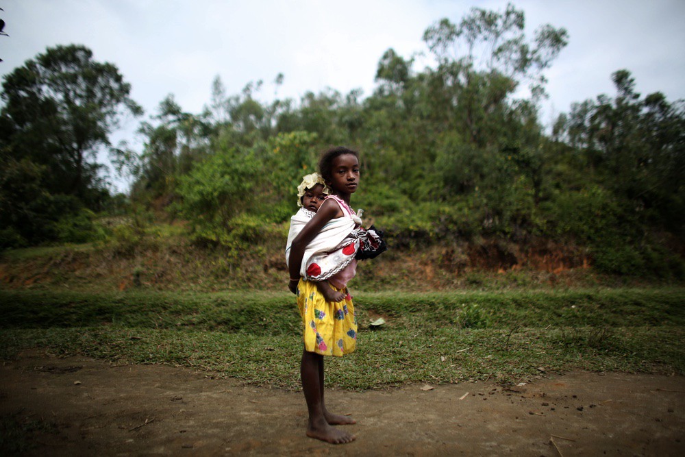 une jeune fille et un bébé à Madagascar