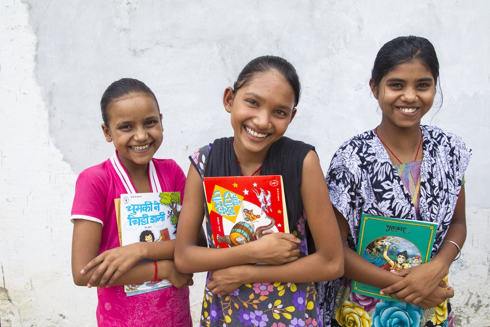jeunes écolières souriantes en Inde soutenues par CARE