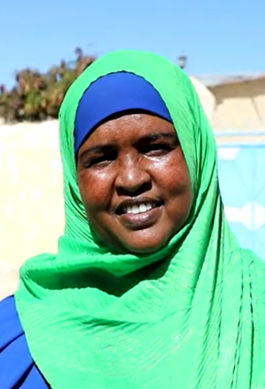 Nasra devant son école en Somalie
