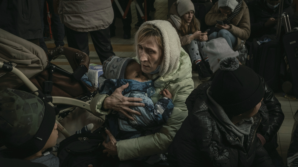 Une mère et son enfant fuyant le conflit Ukrainien